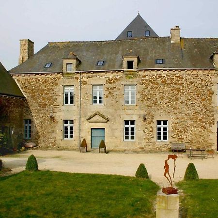 Gite La Passerelle - Manoir Le Plessix Madeuc Corseul المظهر الخارجي الصورة